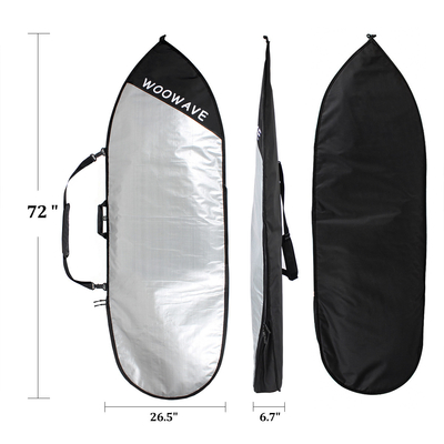 Le couvercle du sac de surf des eaux de l'océan met des ailerons sur des planches de deux mètres et les protège