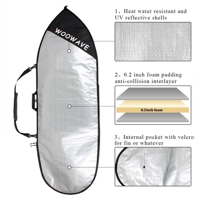 Le couvercle du sac de surf des eaux de l'océan met des ailerons sur des planches de deux mètres et les protège