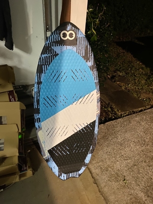 Une planche de paddle debout en fibre de verre pour les amateurs de surf